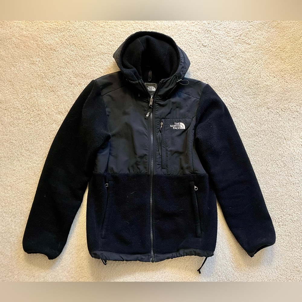 Black, hooded North Face coat! 🖤